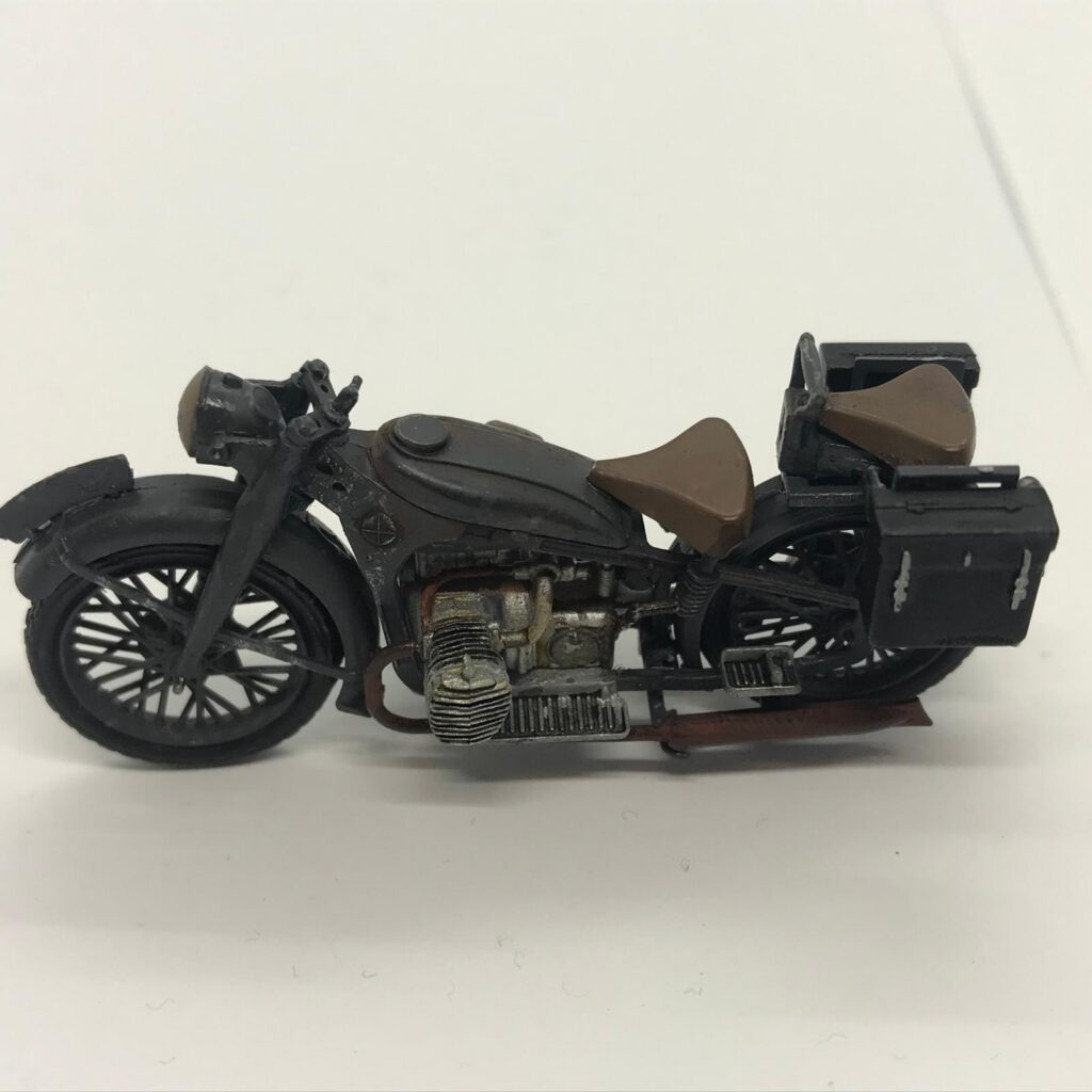 Sepetsiz BMW R12 maketinin profil görünümü; koyu gri gövde, boxer motor ve arka ekipman çantaları.