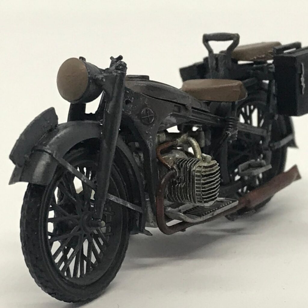 BMW R12 modelinin ön tekerleği, boxer motoru, egzozu ve metalik eskitme ayrıntıları.