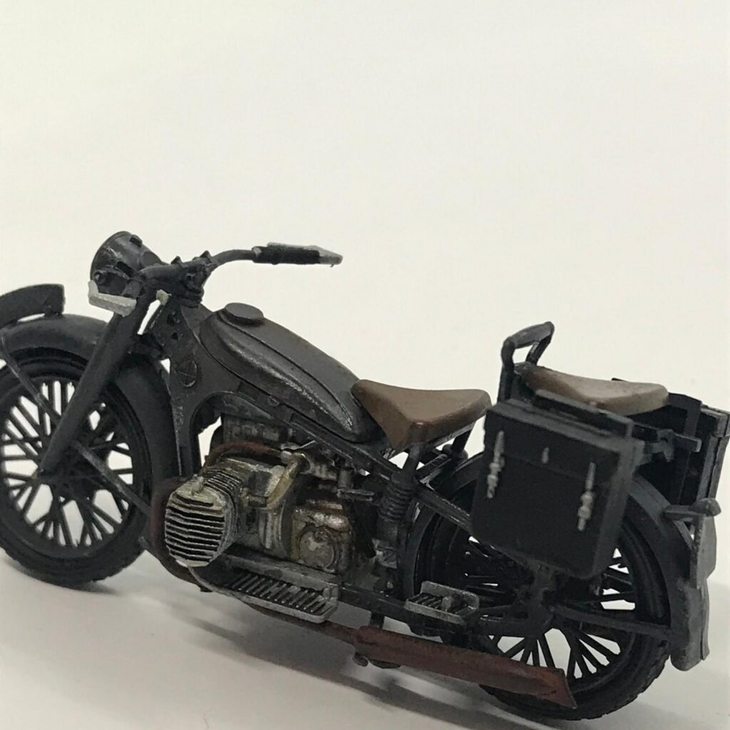 BMW R12'nin sepetsiz halde şasi, sele, arka çanta ve gövde detaylarını gösteren üstten çapraz fotoğraf.
