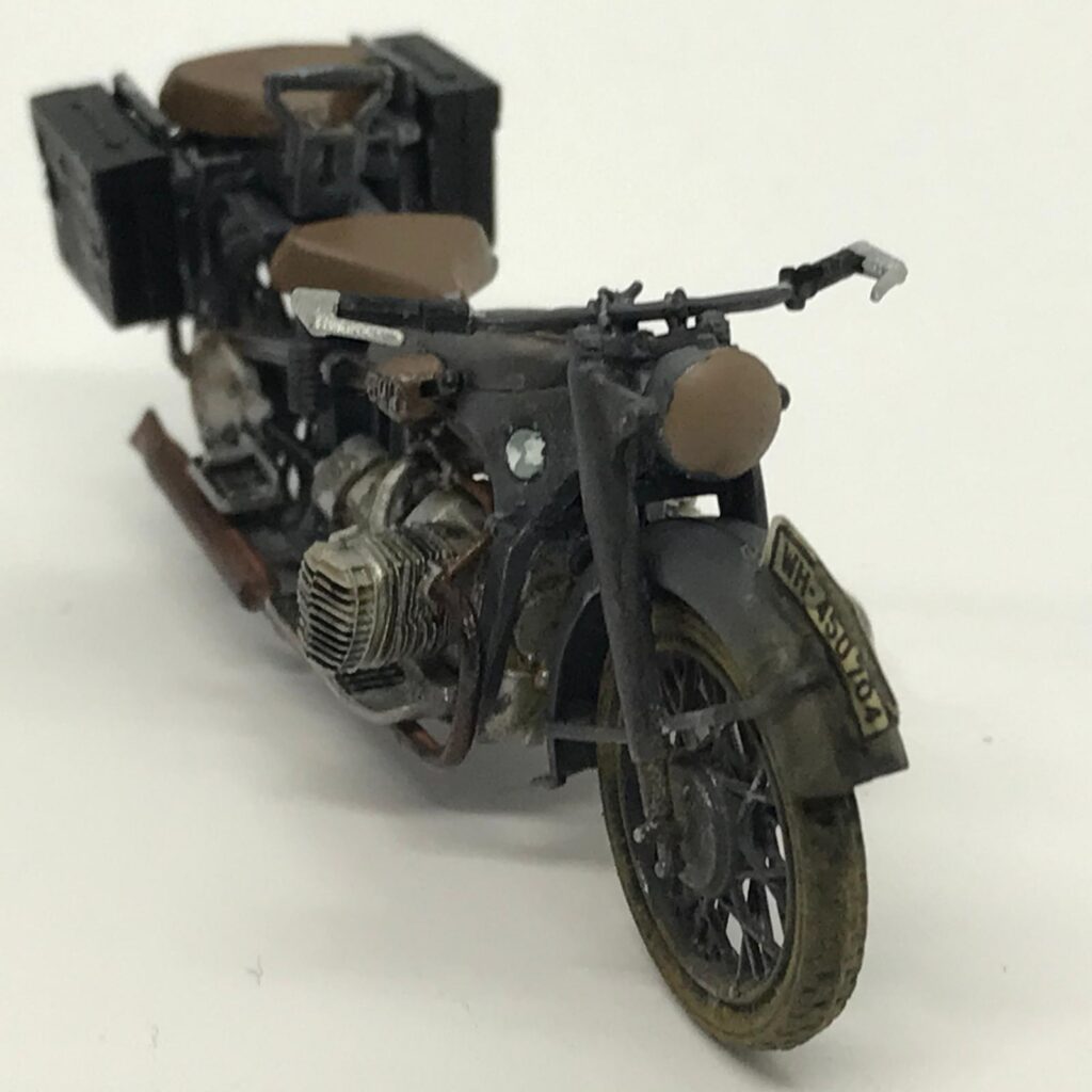 Önden açılı BMW R12 modelinde çamurluk, ön plaka, tekerlek ve motor detayları.