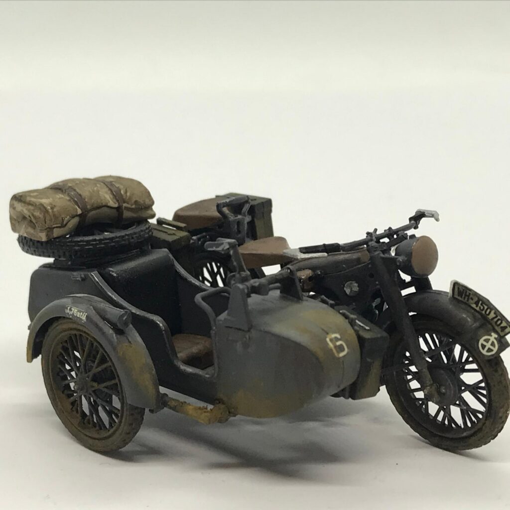 Zvezda BMW R12 modeline takılı yan sepetin figürsüz, çapraz görünümü.