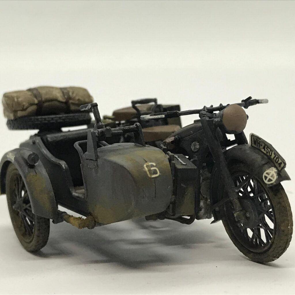 Figürsüz yan sepetli BMW R12 maketinin profil görünümü.