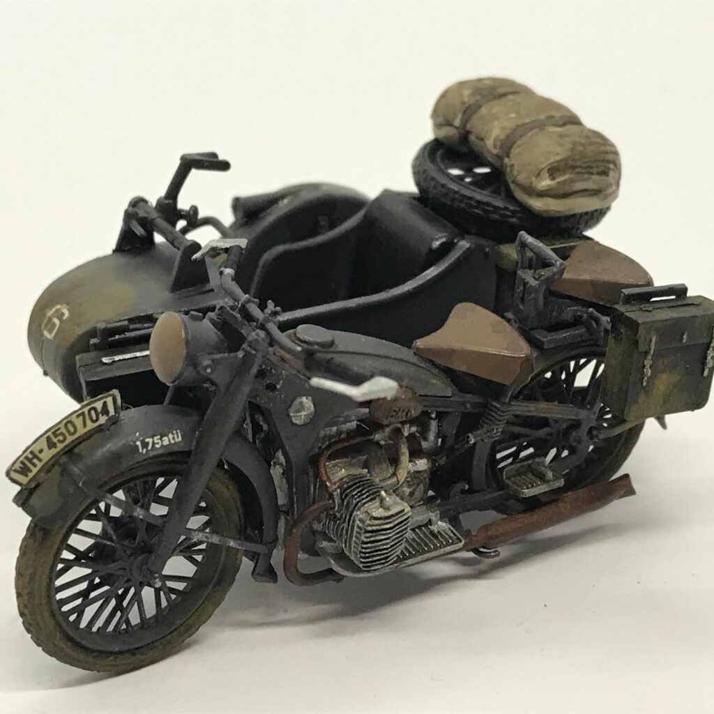 BMW R12 maketinde motor ve yan sepetin birlikte yakın planı.