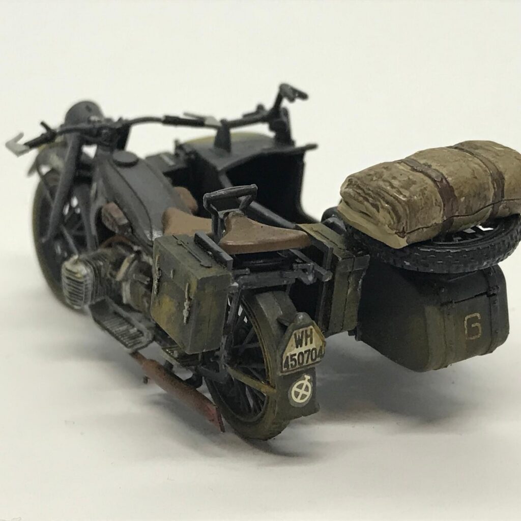 Yan sepetli BMW R12'nin bagajı, yedek lastiği ve bağlanmış yükleri gösteren arkadan çapraz fotoğraf.