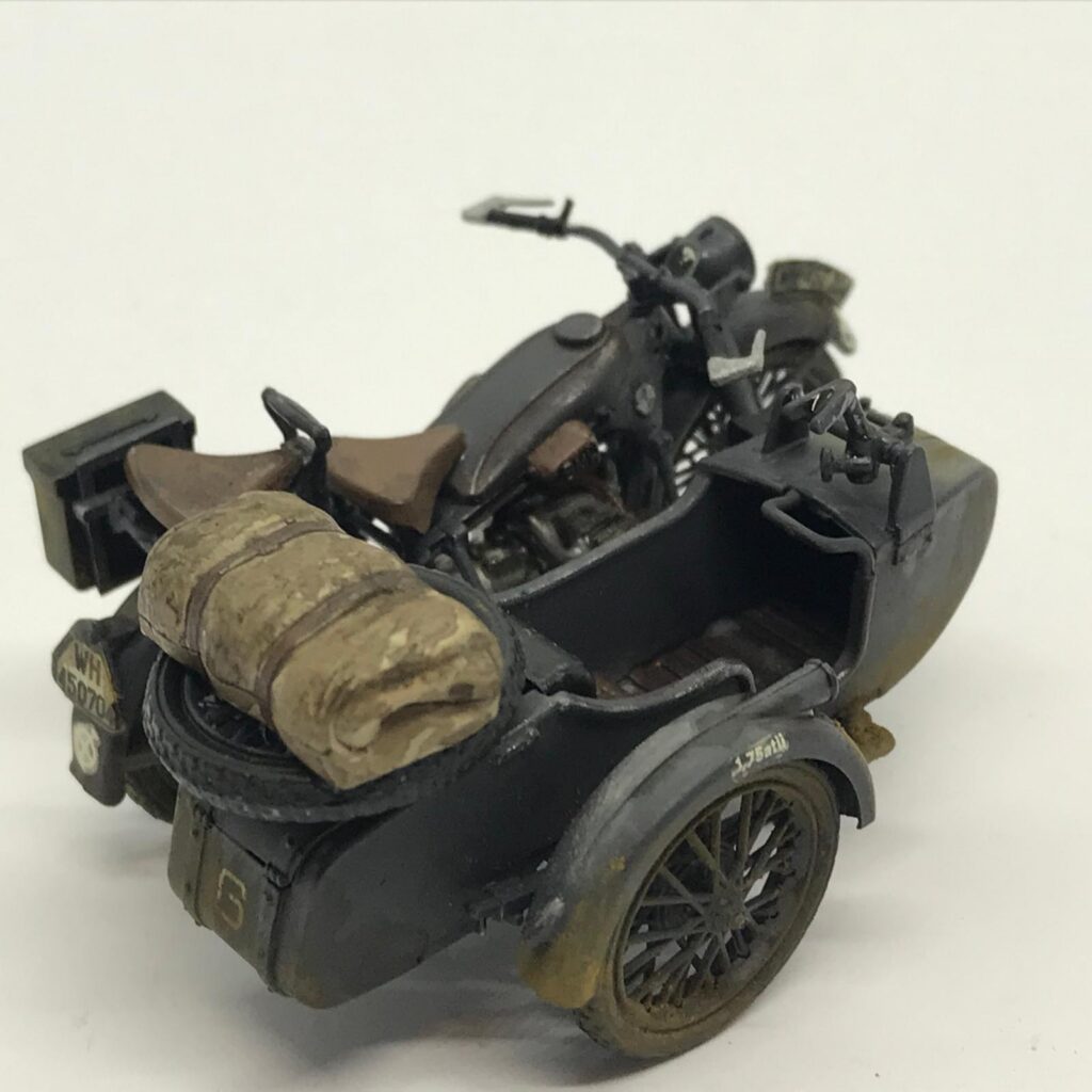 Yan sepetli BMW R12 maketinin arkadan ve üstten görünümü.