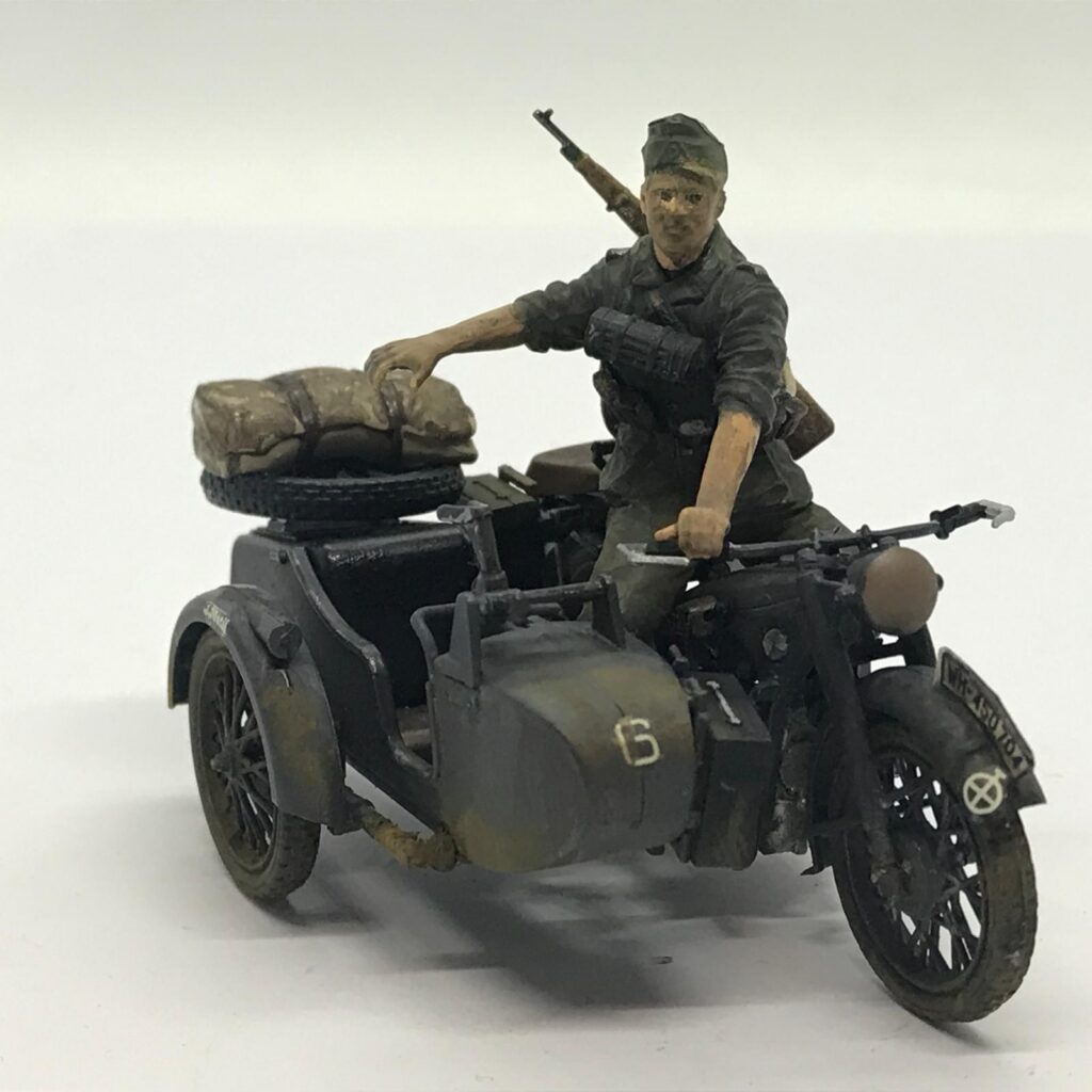 Sürücü figürlü yan sepetli BMW R12 maketinin yandan görünümü.