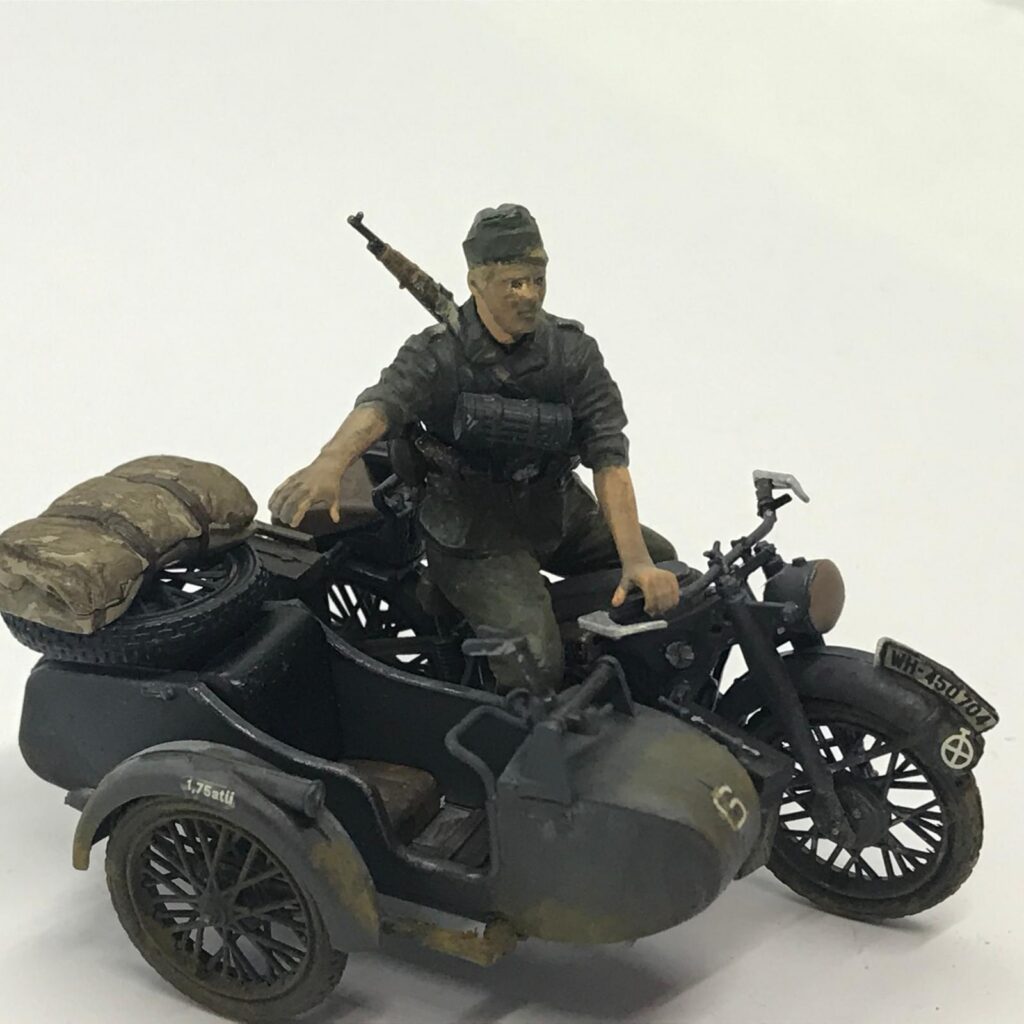 Zvezda 1/35 BMW R12 maketi: yan sepetli motosiklet ve asker sürücü figürü.