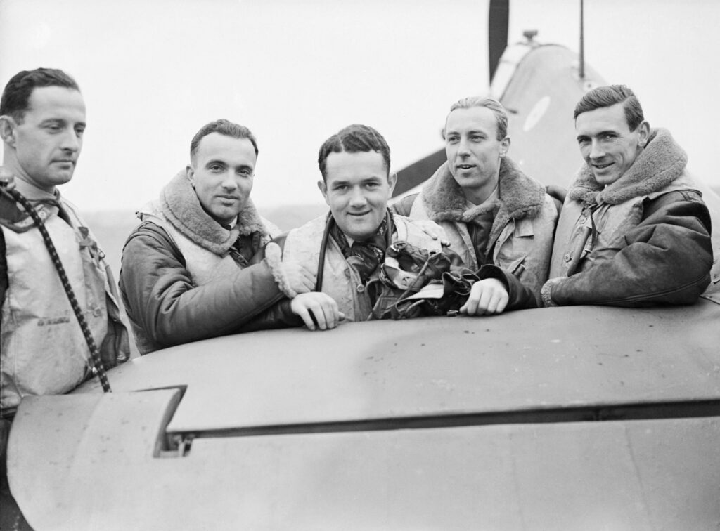 303. Filo pilotları bir Hurricane Mk I yanında, Northolt, 1940