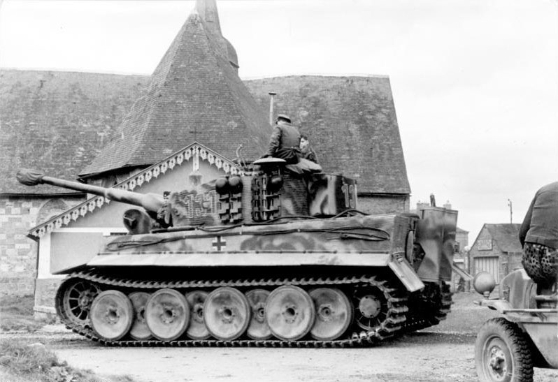 Fransa’da bir köy kilisesinin önünden geçen 131 numaralı tarihî Tiger I.