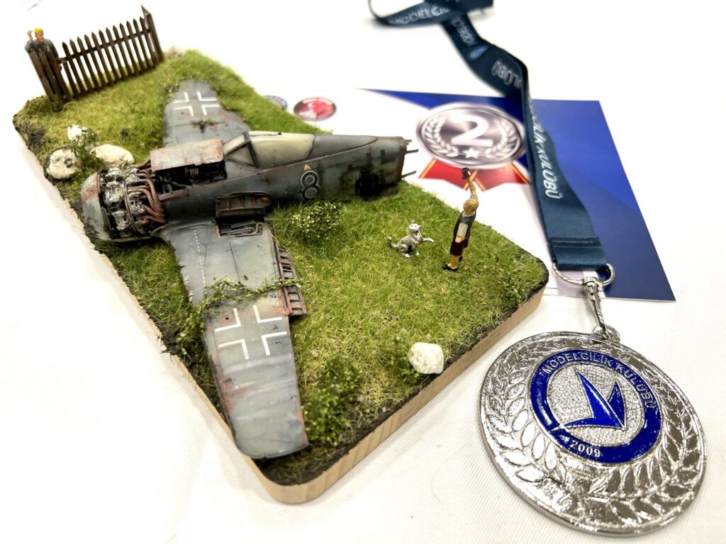 The Fw 190 diorama with its second-place medal
