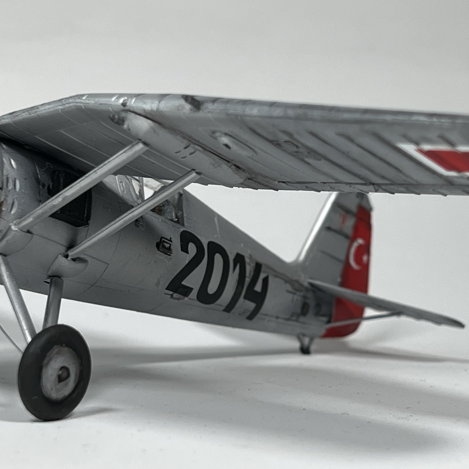 Bitmiş PZL P.24 maketinin arka yan görünümü