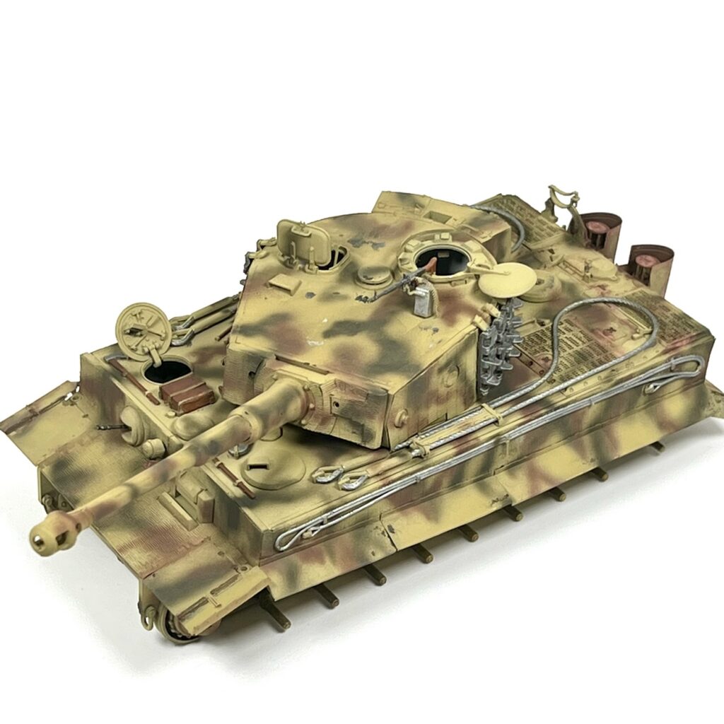 Üç renkli kamuflajın uygulandığı aşamada Tiger I 131.