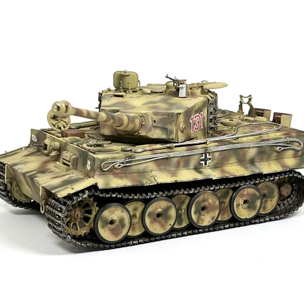 131 kule işaretlemesi, yan donanım ve paletleriyle tamamlanmış Tiger I.