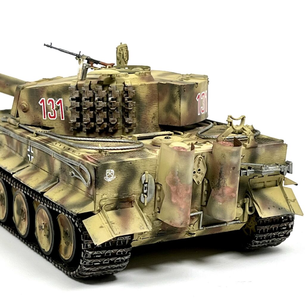 Tiger I’ın arka egzozları, yedek palet baklaları ve eskitilmiş arka yüzeyleri.