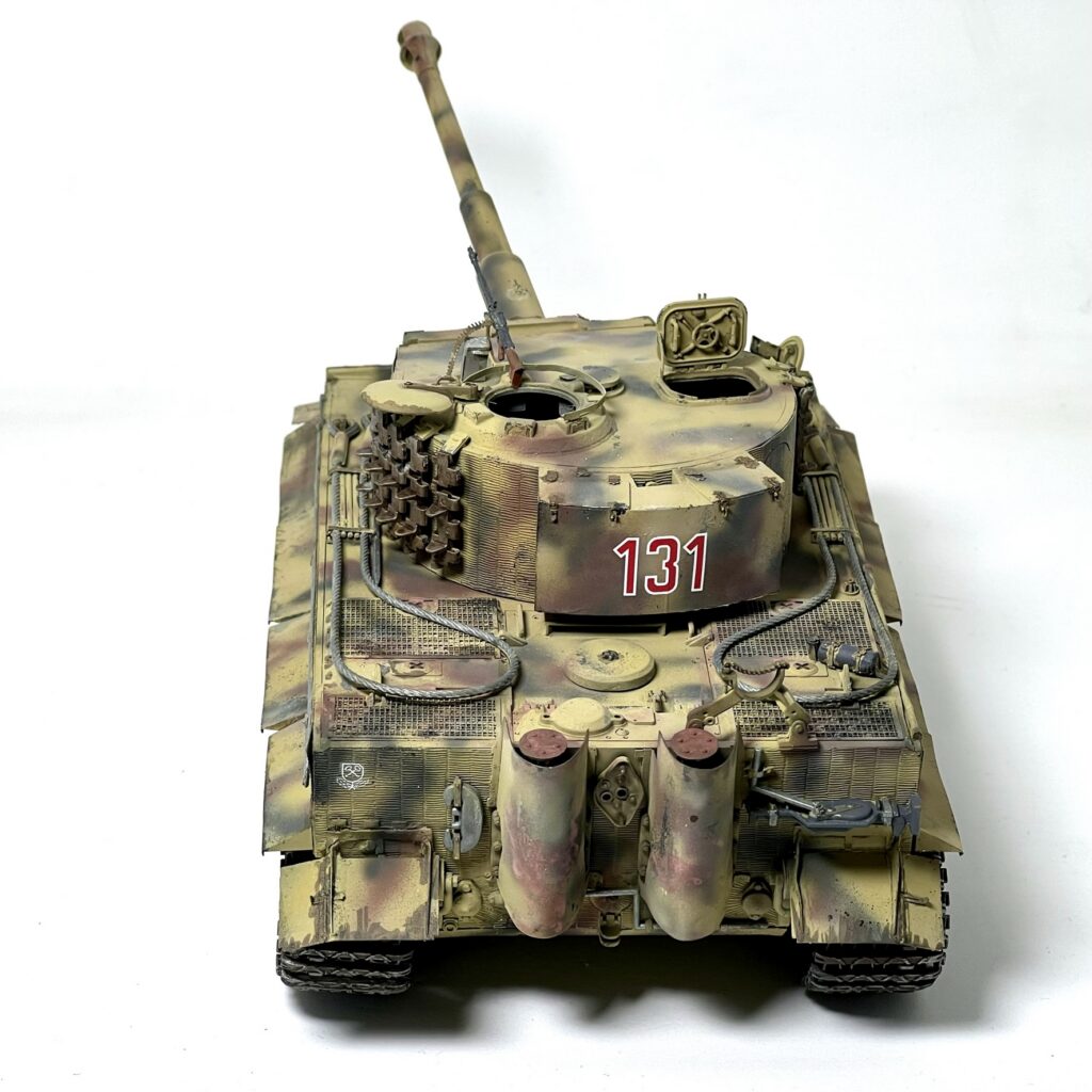 Tamamlanmış Tiger I’ın motor güvertesi ve dış donanımıyla arka üst görünümü.