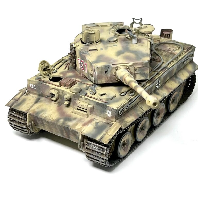 Normandiya kamuflajıyla tamamlanmış Tamiya 1/35 Tiger I 131, ön üç çeyrek görünüm.