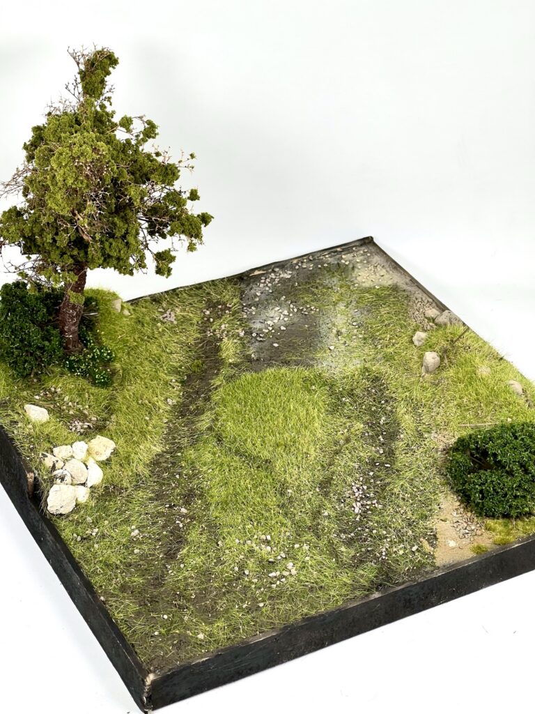Tank yerleştirilmeden önce ağaç ve kırsal yolla diorama zemini.