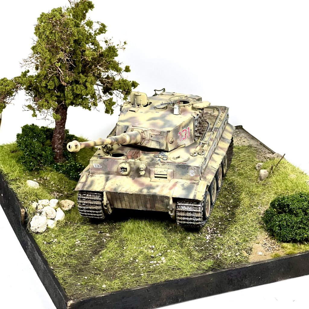 Figürler eklenmeden önce diorama tabanına yerleştirilmiş Tiger.