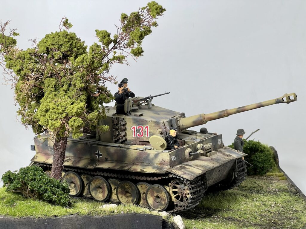 Dioramanın arkadan görünümü: Tiger’ın egzozları, ağaç ve yol.