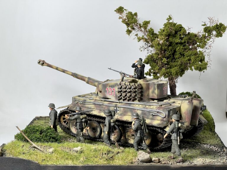 Tamamlanmış Tiger 131 dioraması: tank, yürüyen piyadeler ve ağaç, üç çeyrek açıdan.