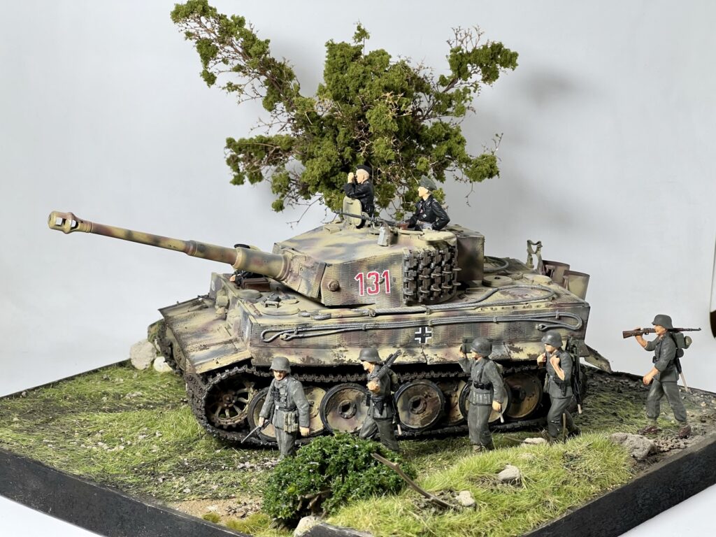 Tankın yanında yürüyen piyadelerle tamamlanmış Tiger 131 dioraması.