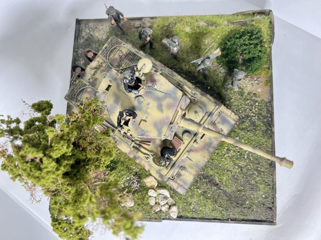 Dioramadaki tank mürettebatı ve piyade figürlerinin yakın planı.