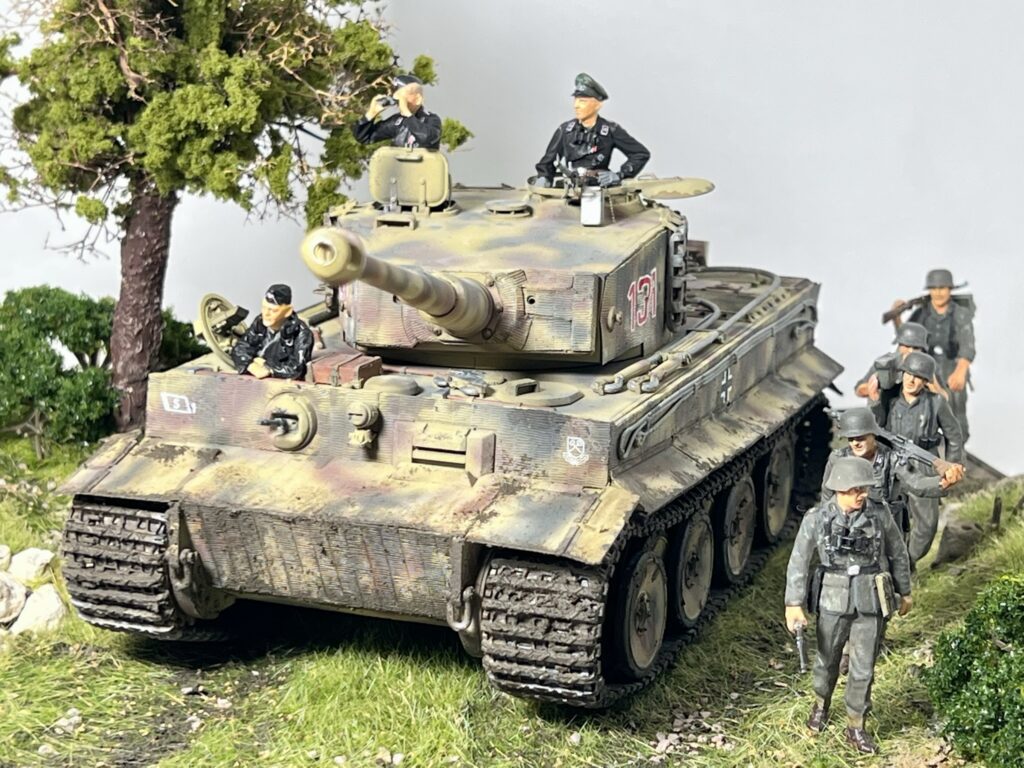 Tankın ve figürlerin tabandaki yerleşimini gösteren üstten görünüm.