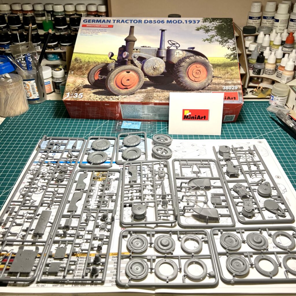 Lanz Bulldog 1/35 kit parçalarının yapım öncesi yerleşimi