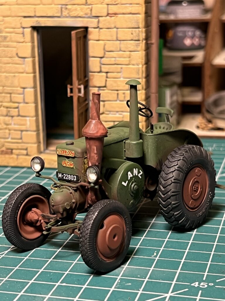Bitmiş Lanz Bulldog D8506 maketi, ön üç çeyrek görünüş