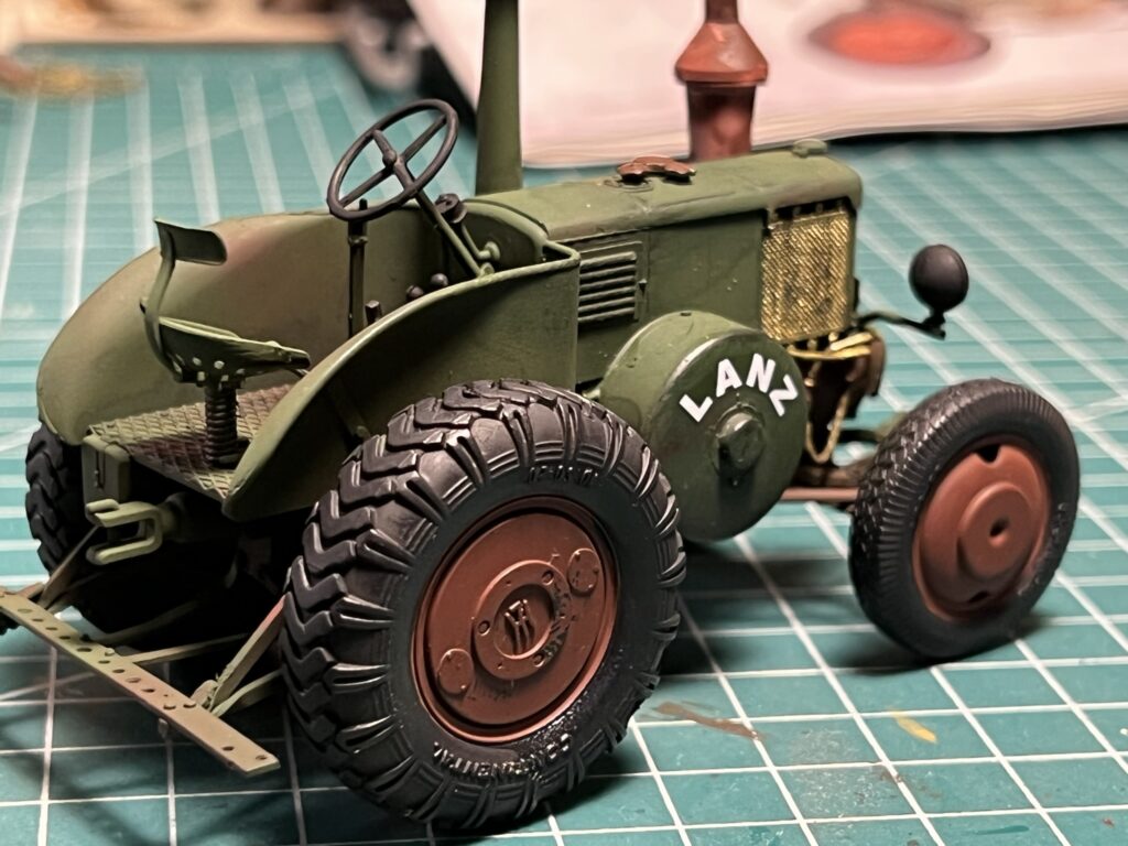 1/35 Lanz Bulldog maketinin yan gövde ve büyük arka tekerlek detayları