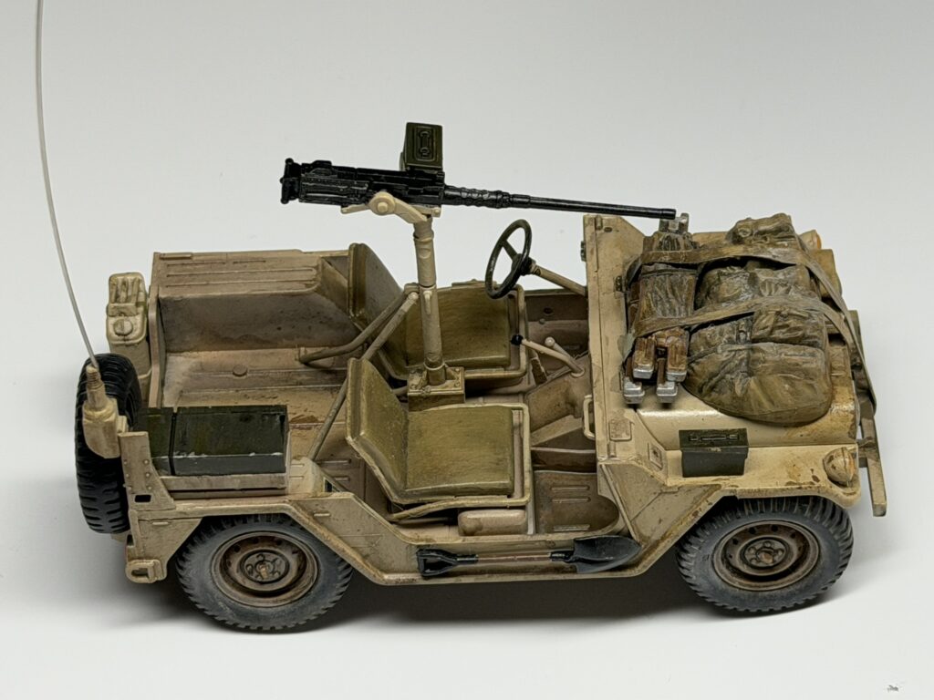 M2 makineli tüfekli tamamlanmış M151A2, yandan görünüm