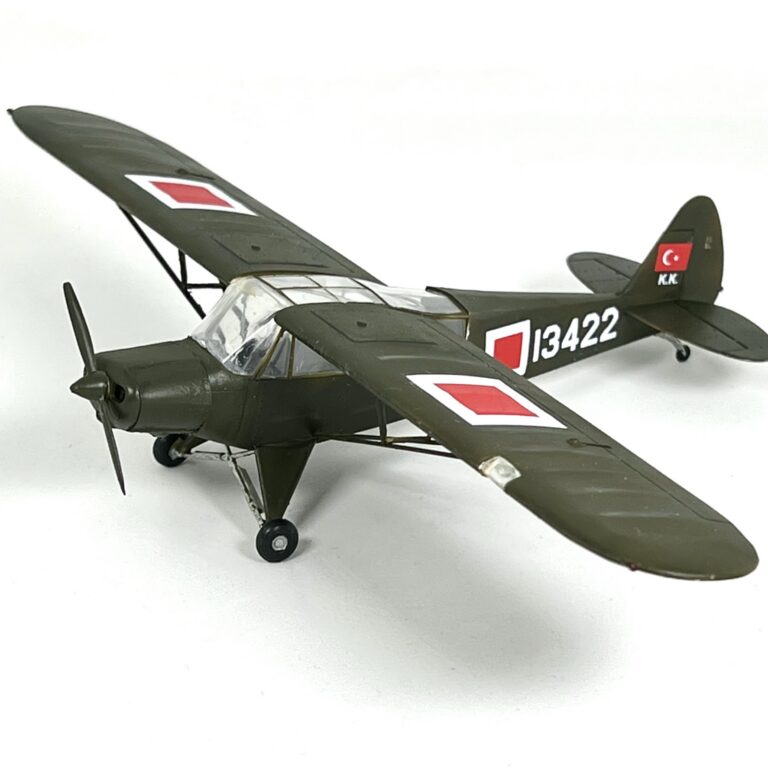 Türk Kara Havacılığı işaretleriyle tamamlanmış 1/48 PM Model Piper L-21B Super Cub maketi, önden çapraz görünüm.