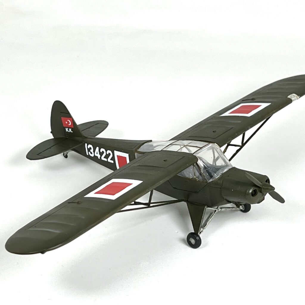 Türk işaretleri, 13422 gövde numarası ve kuyruk işaretleriyle Piper L-21B maketi.