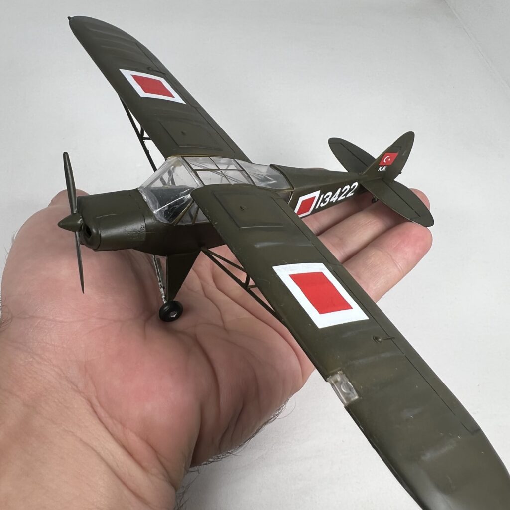 Maketçinin elinde tamamlanmış 1/48 Piper L-21B maketi.