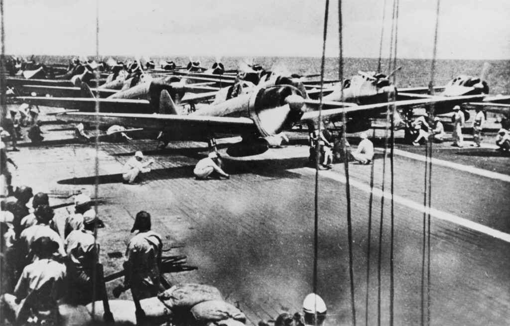 1942'de bir Japon uçak gemisinde A6M2 Zero avcıları.