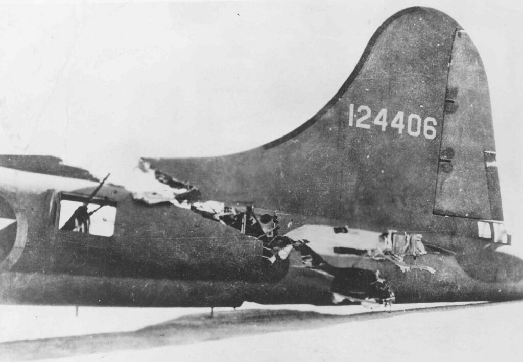 All American bombardıman uçağının ağır hasarlı kuyruk kesiminin yakından fotoğrafı.