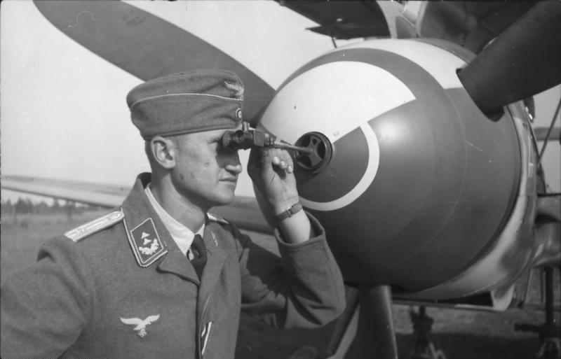 1941 Leningrad yakınlarında JG 54 Messerschmitt Bf 109F'nin bakım çalışmaları; bağlam fotoğrafı