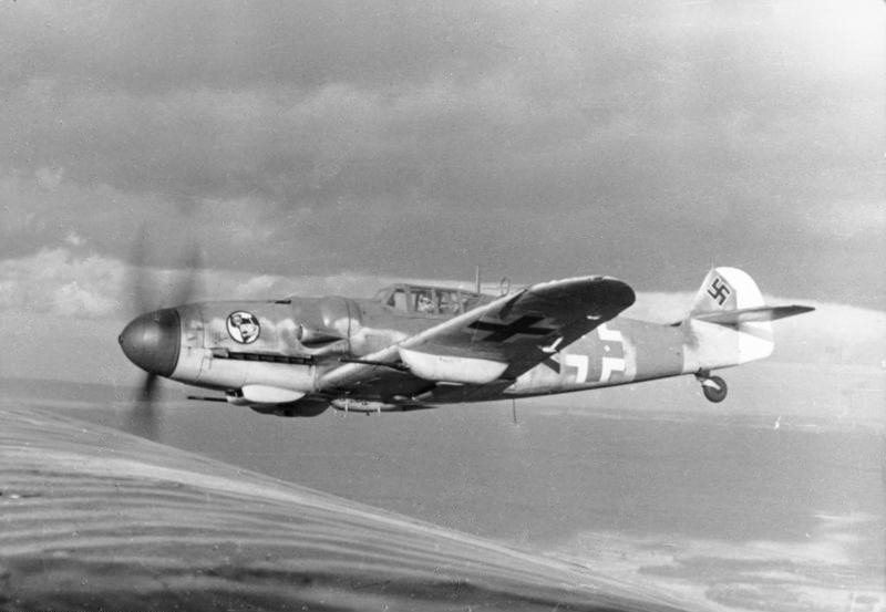 Uçuş hâlindeki JG 27 birliğine ait Bf 109 G-6 avcı uçağı, tarihî bağlam fotoğrafı.