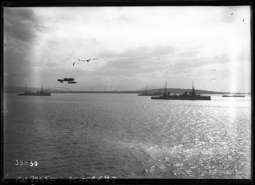 1914 Fransız deniz tatbikatında Nieuport deniz uçağı ve savaş gemileri