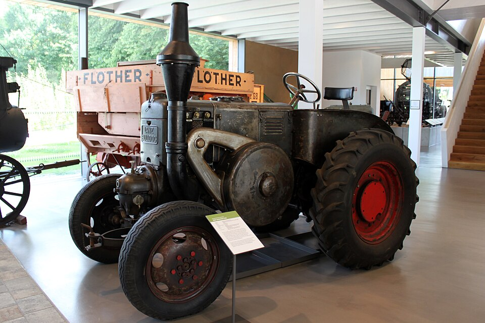 Agrarmuseum Wandlitz'de sergilenen 1938 üretimi Lanz D8506 Ackerluft-Bulldog traktörü