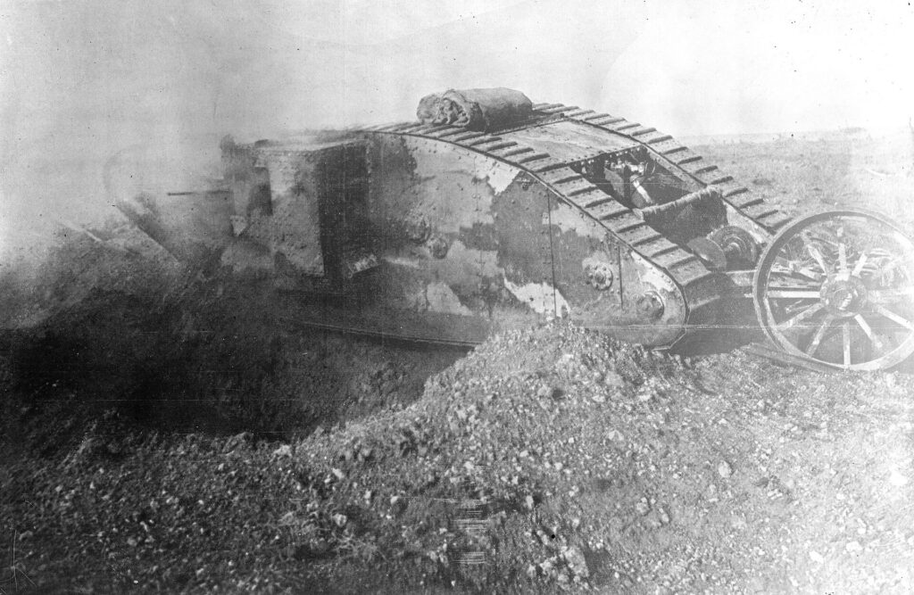 Birinci Dünya Savaşı sırasında çekilmiş Mark I Male tankının tarihsel fotoğrafı.